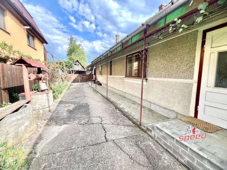 Casa singur in curte in mures sangeorgiu de mures
